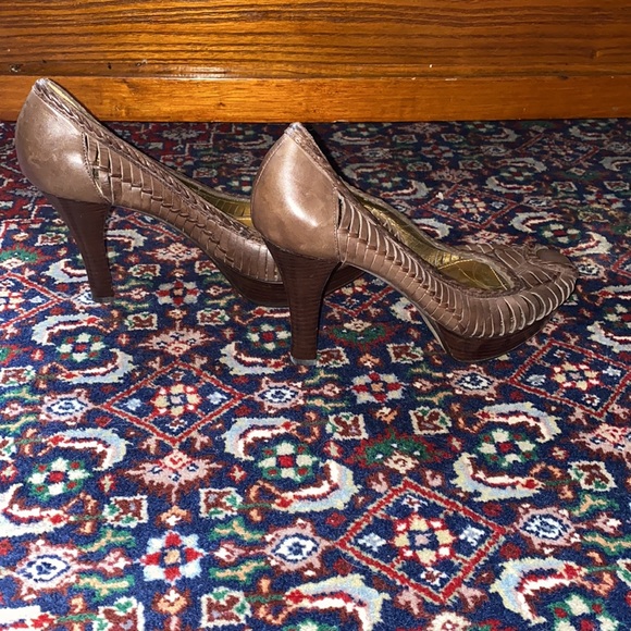 Brown leather Guess high platform peep toe heels. Size 9. Never worn - Picture 4 of 12